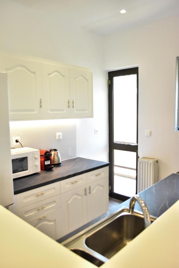 Βright Walled Designed Apt In Glyfada Center Athena Bagian luar foto