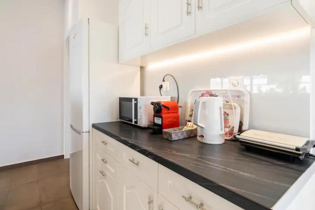 Βright Walled Designed Apt In Glyfada Center Athena Bagian luar foto