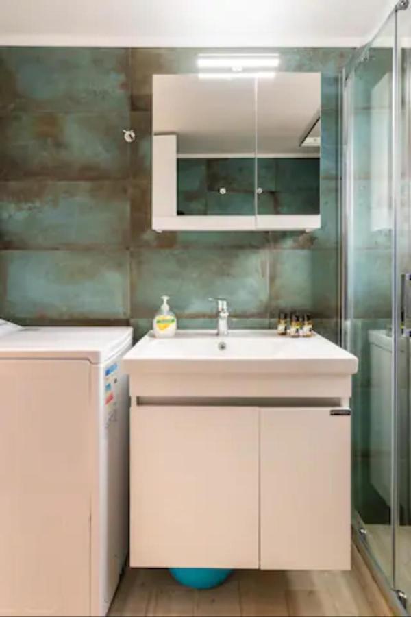 Βright Walled Designed Apt In Glyfada Center Athena Bagian luar foto