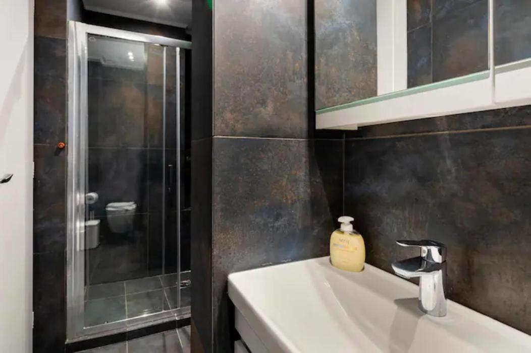 Βright Walled Designed Apt In Glyfada Center Athena Bagian luar foto