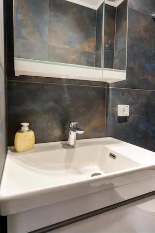 Βright Walled Designed Apt In Glyfada Center Athena Bagian luar foto